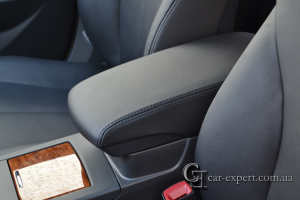 Перетяжка подлокотника кожей Toyota Camry v40