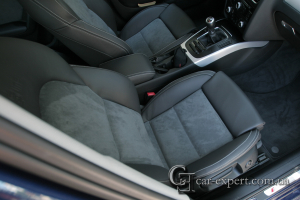 Перетяжка салона Audi A4 кожей и алькантарой