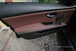 Перетяжка дверных карт BMW E90 кожей.