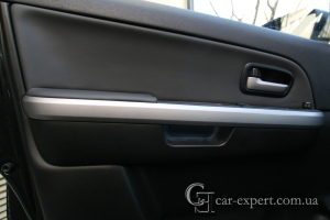 Перетяжка дверных карт кожей Suzuki Vitara